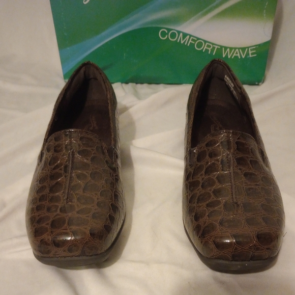 Easy Street Comfort Wave NWT Women's Size 8.5 WW Brown Crocodile Print Loafers - Picture 1 of 7